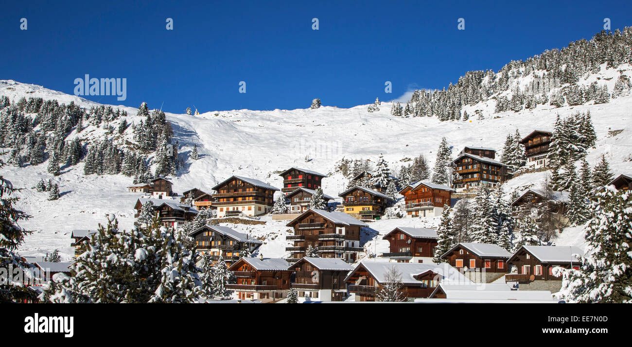 Swiss chalets en bois dans la neige en hiver dans les Alpes au village de montagne de Riederalp, Valais / Valais, Suisse Banque D'Images