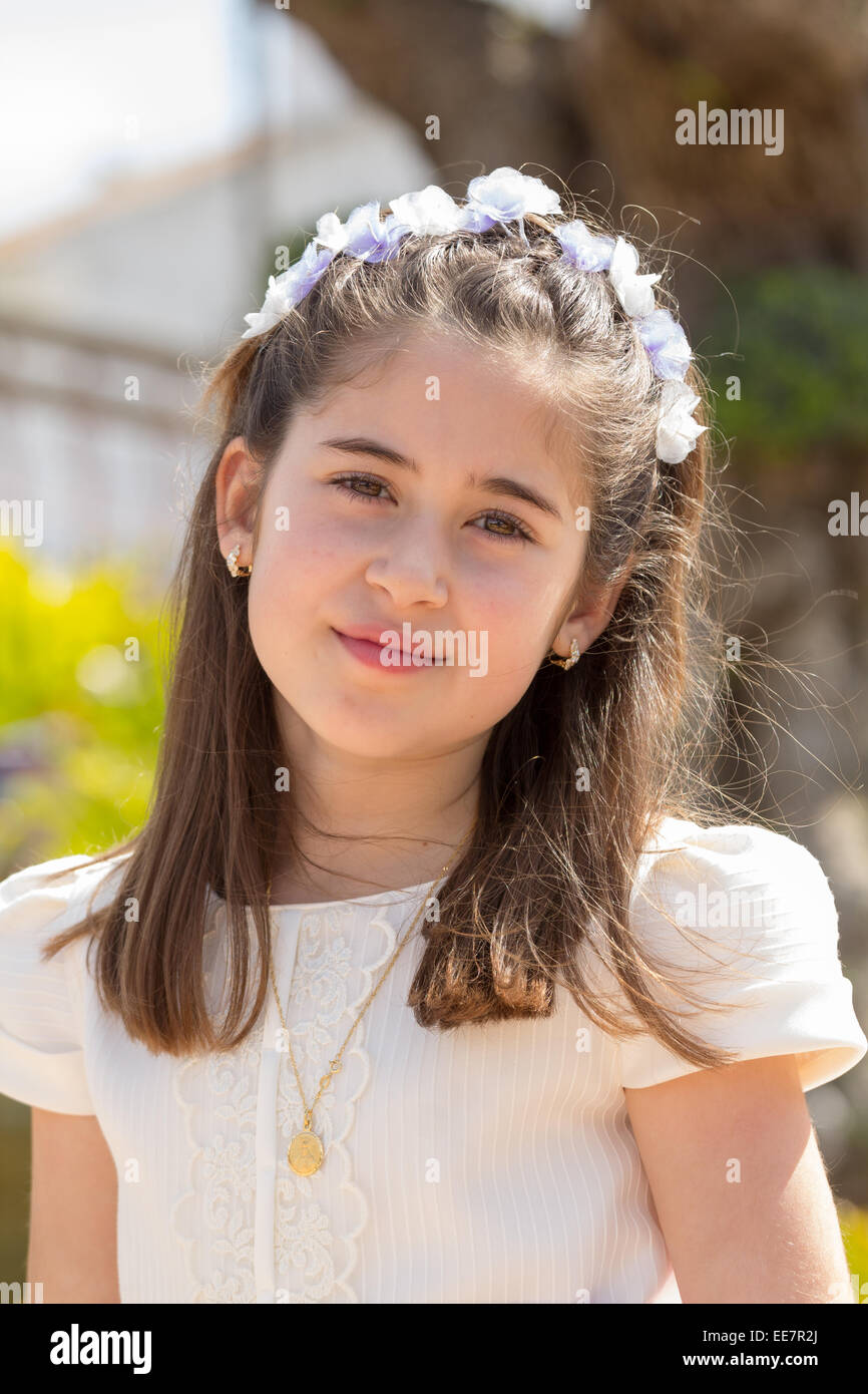 Une jeune fille souriante et célébrer sa Première Communion Banque D'Images