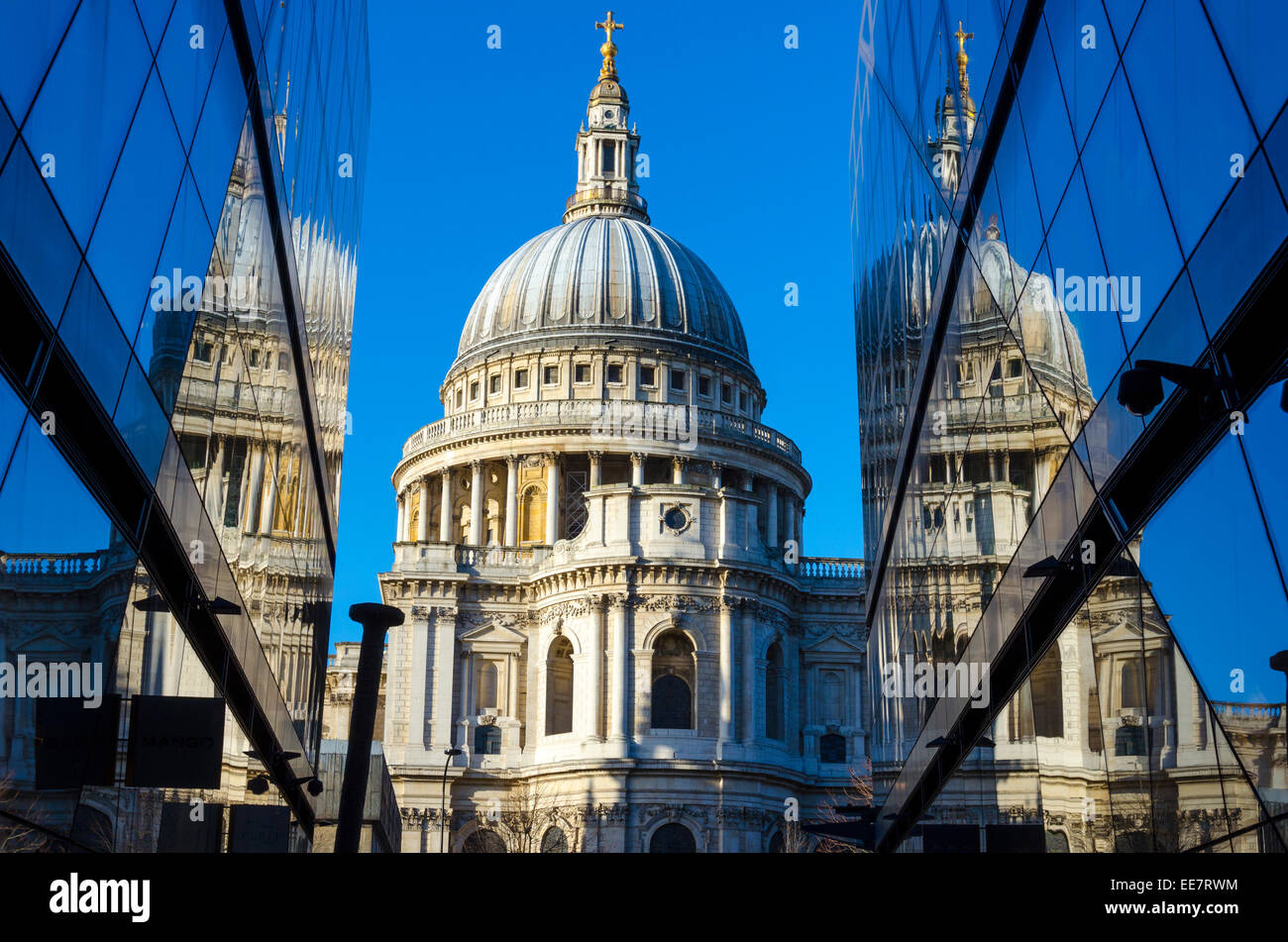 La Cathédrale de St Paul, reflétée dans le verre d'un nouveau centre commercial. Ville de London, UK Banque D'Images