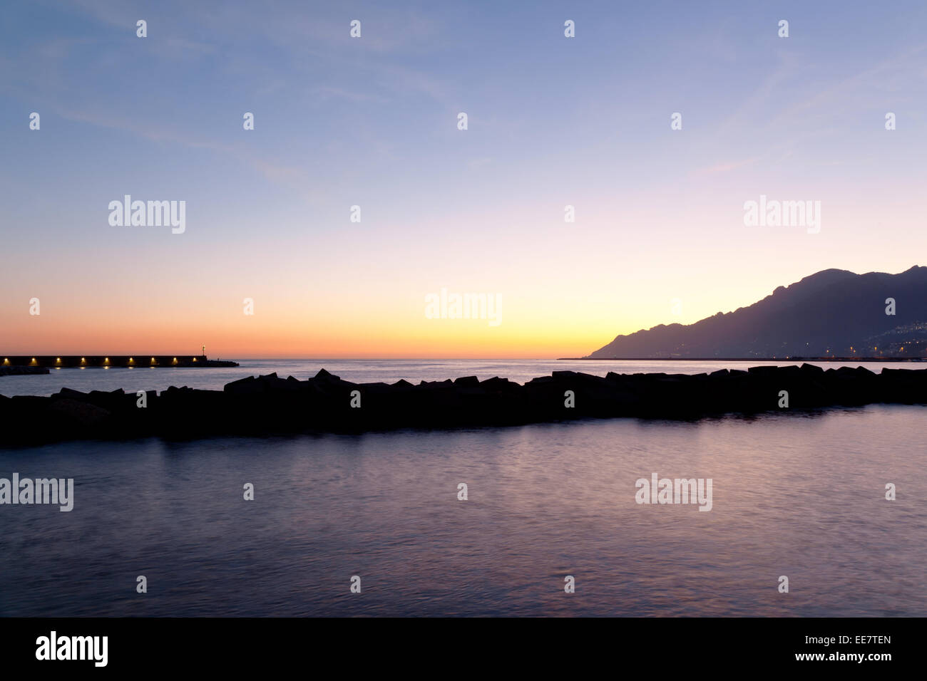 Meilleure vue de Salerne's seaside au coucher du soleil la lumière, Italie Banque D'Images