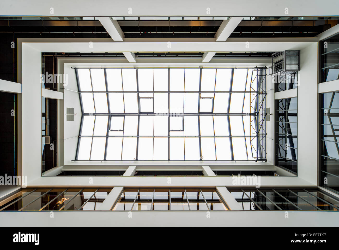 Atrium, le toit. L'intérieur. Metall adn. verre architecture architecture bâtiments bâtiment atrium lumineux horizons d'affaires intégré Banque D'Images