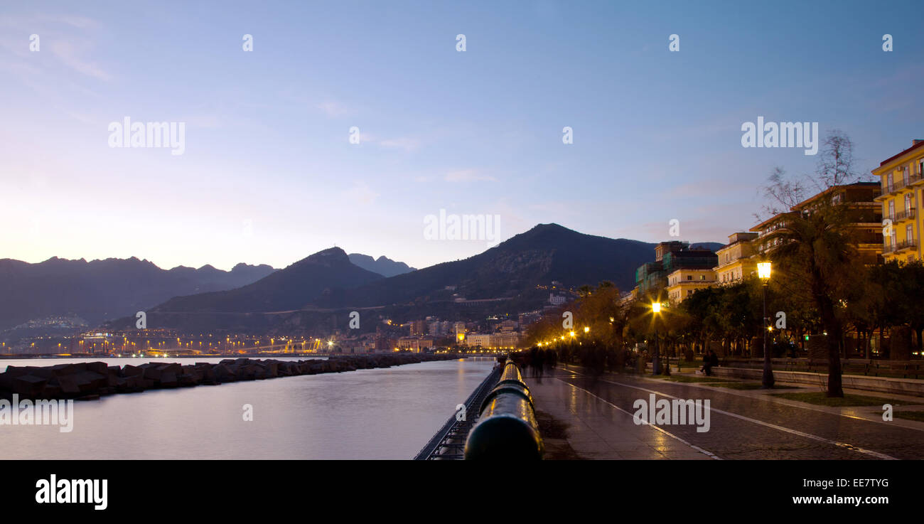 Meilleure vue de Salerne's seaside au coucher du soleil la lumière, Italie Banque D'Images