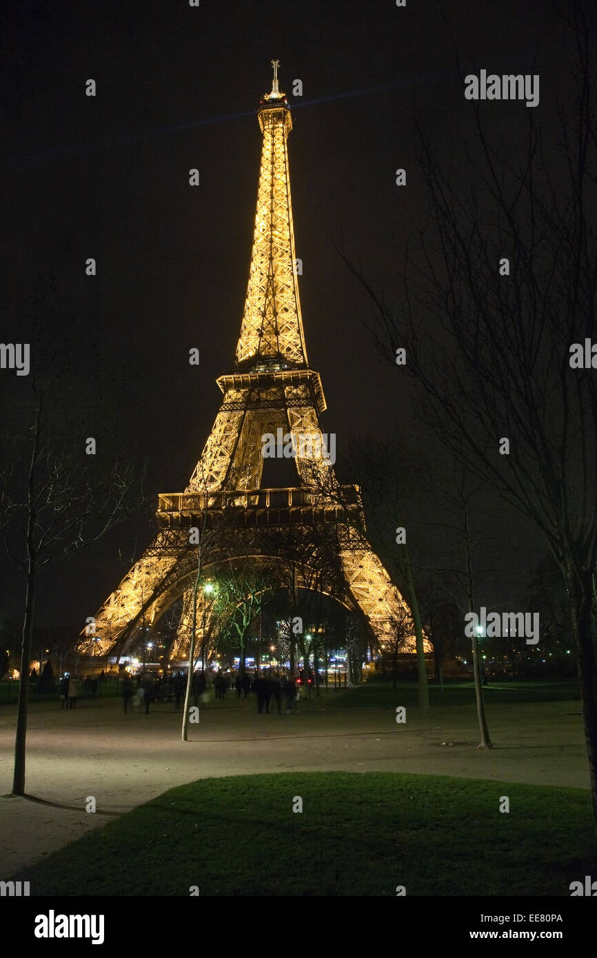 La Tour Eiffel à Paris, France, dans la nuit Banque D'Images