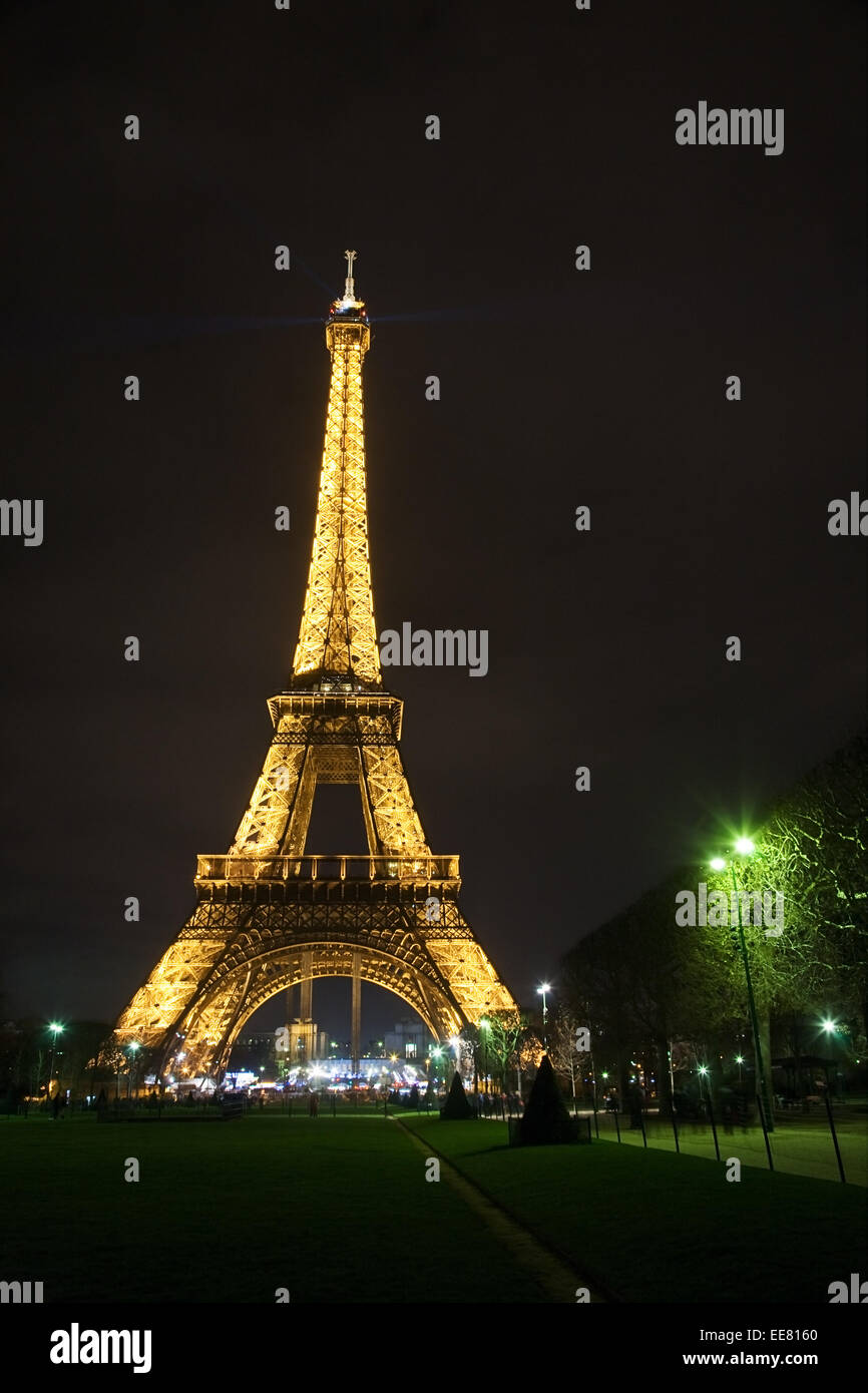 La Tour Eiffel à Paris, France, dans la nuit Banque D'Images