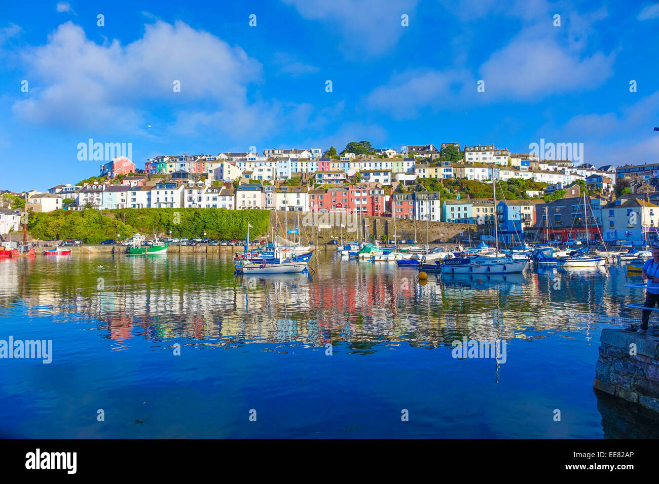 Bateaux dans le port de port extérieur Brixham Devon, Angleterre Royaume-Uni Banque D'Images