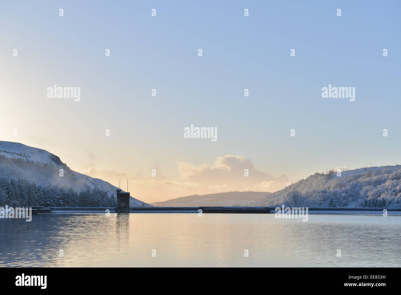 Brecon Beacons, Pays de Galles, Royaume-Uni. 14 janvier 2015. Le soleil se lève sur un réservoir Llwyn-sur. Credit : Polly Thomas/Alamy Live News Banque D'Images