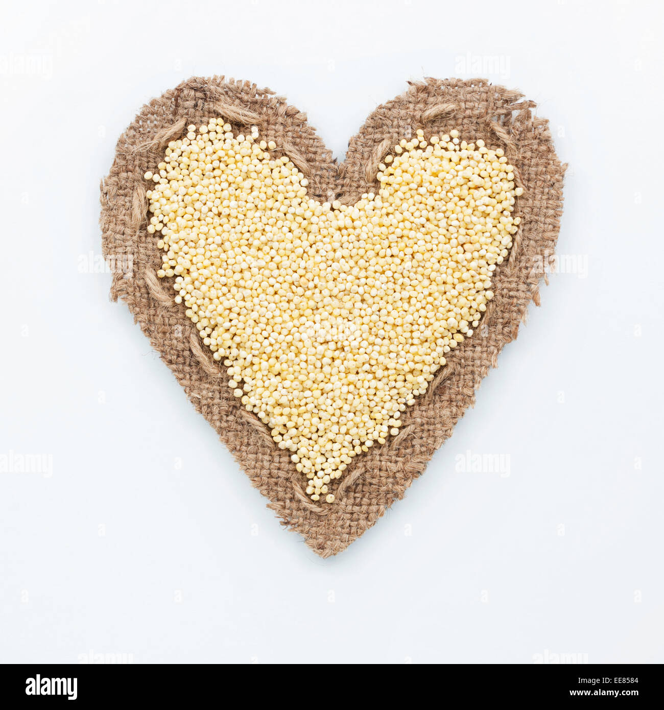 Cadre dans la forme de coeur avec le millet, sur un fond blanc Banque D'Images