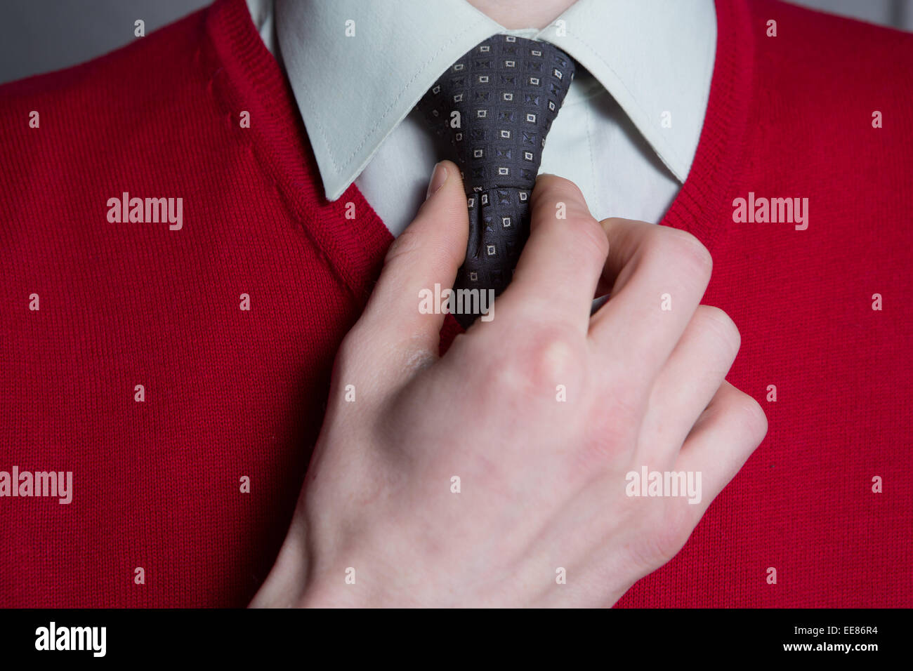 Homme portant une chemise blanche avec cravate et pull rouge Photo Stock -  Alamy