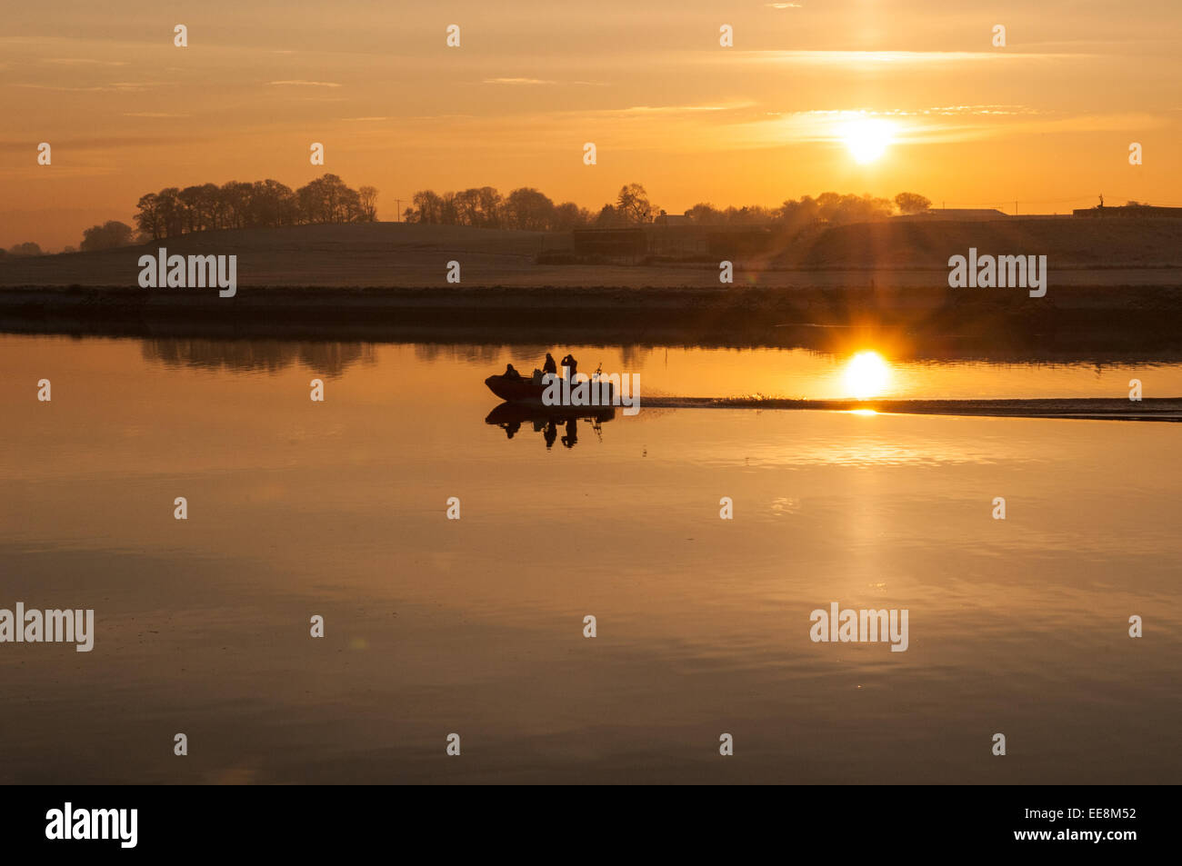 Coucher du soleil sur la rivière Clyde à Strathclyde à Clydebank Fire & Rescue Boat passant par Dunbartonshire de l'Ecosse Banque D'Images