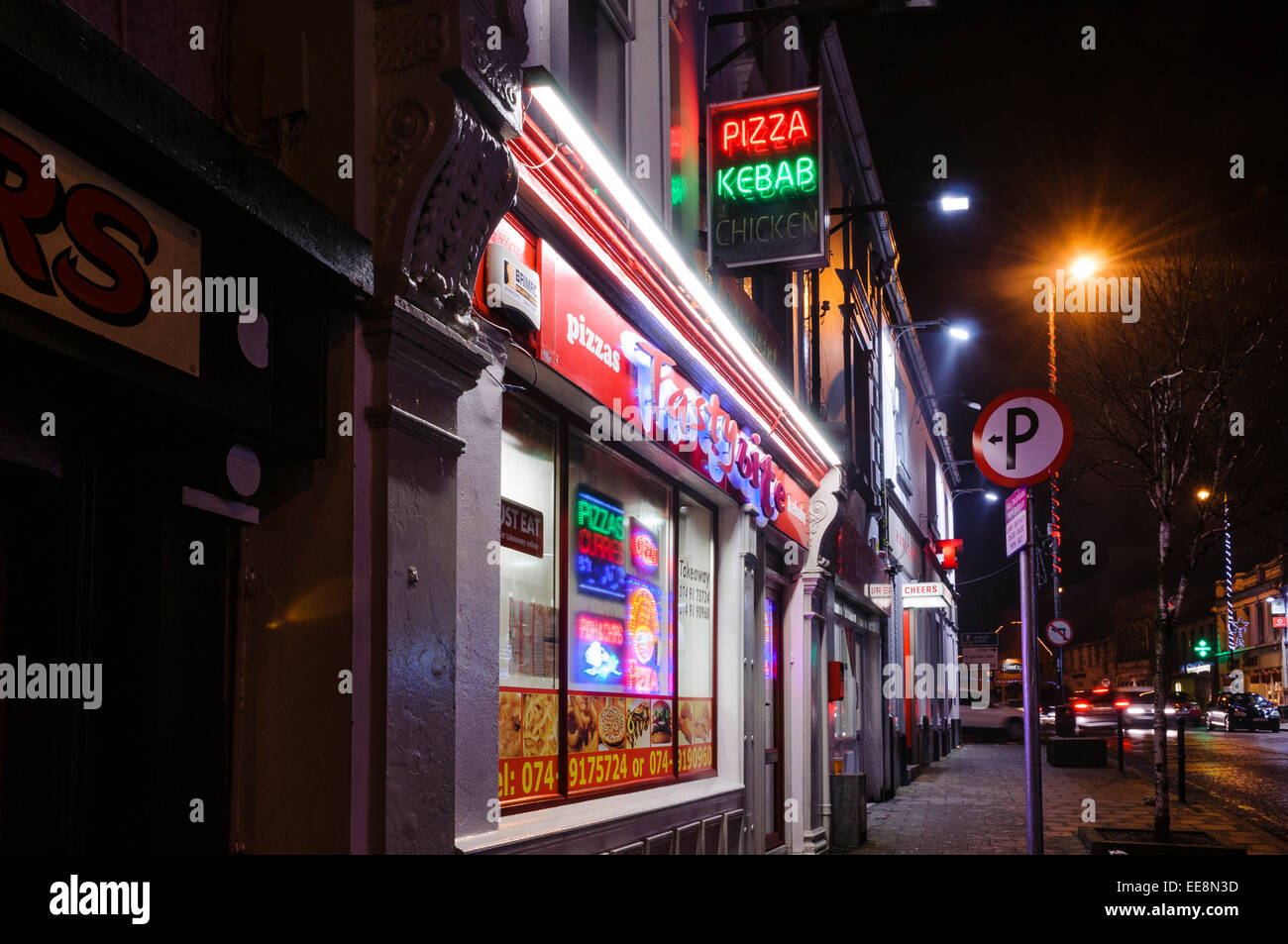 Pizza et kebab dans une rue d'une ville irlandaise dans la nuit. Banque D'Images