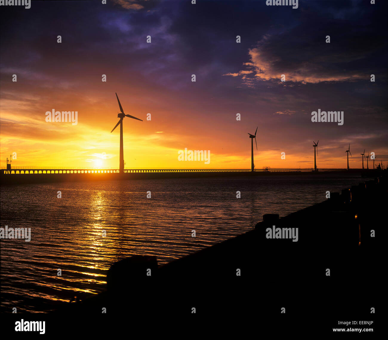 Éoliennes sur la digue à Blyth Harbour, dans le Northumberland. Banque D'Images