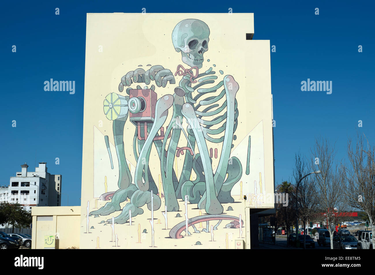 Art mural squelette sur le côté d'un immeuble à Lagos Portugal Banque D'Images