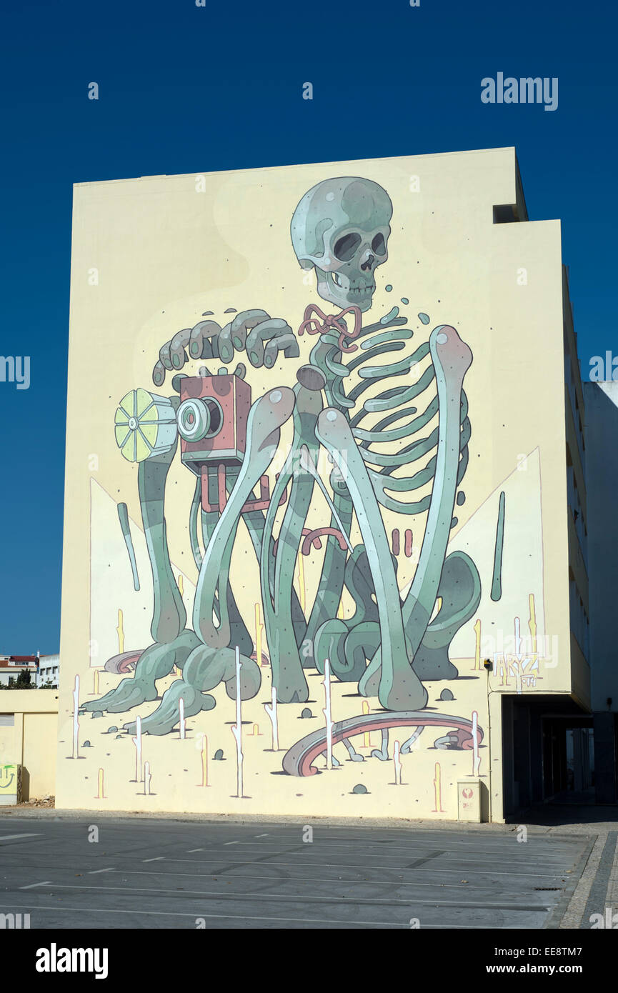 Art mural squelette sur le côté d'un immeuble à Lagos Portugal Banque D'Images