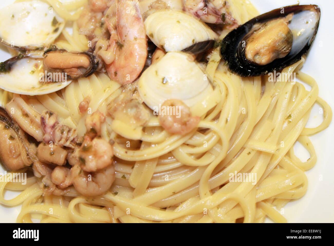 Les pâtes spaghetti aux crevettes, les moules et les palourdes Banque D'Images