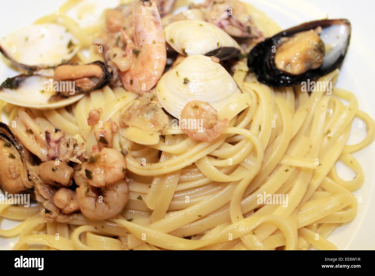Les pâtes spaghetti aux crevettes, les moules et les palourdes Banque D'Images