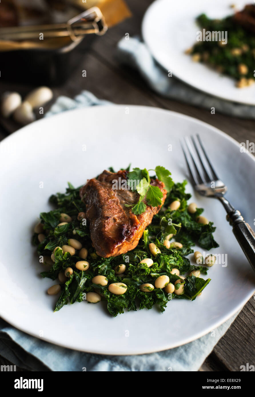 Côtelettes d'agneau au pesto kale et haricots blancs Banque D'Images