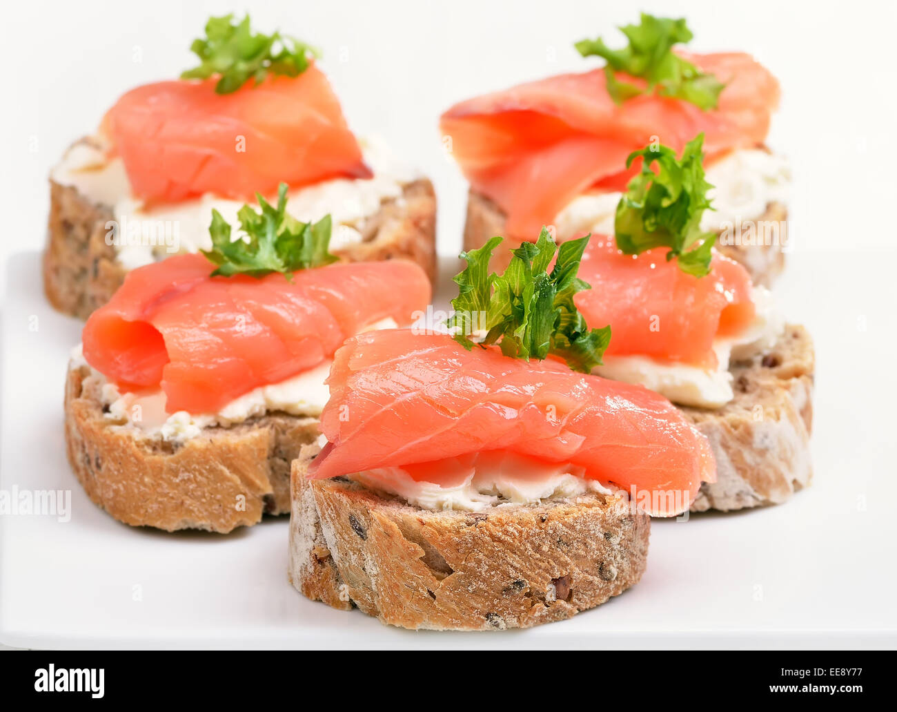 Le saumon frais, caillé snack avec vue en gros Banque D'Images