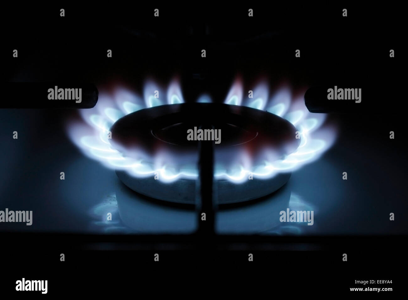 Flammes de gaz sur un anneau de gaz, cuisinière de cuisine utilisation de l'alimentation en gaz résiduaire de combustible fossile Banque D'Images