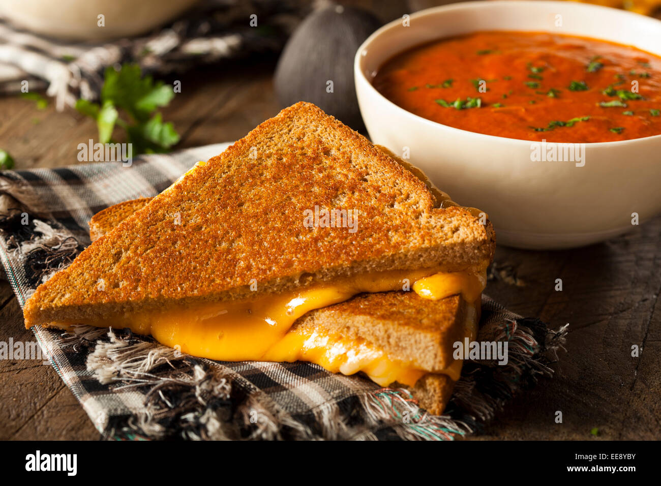 Au fromage fait maison avec soupe de tomate pour le déjeuner Banque D'Images