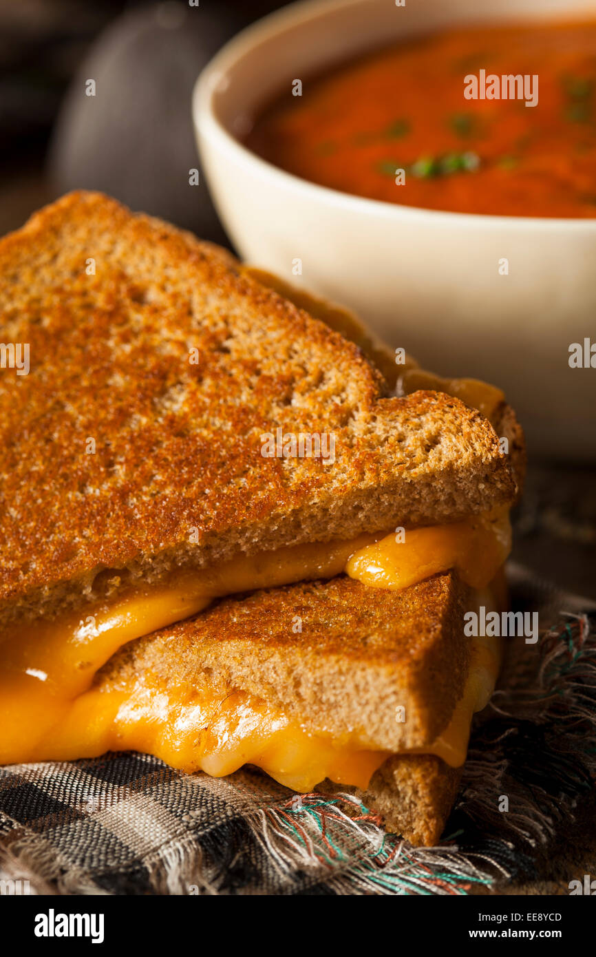 Au fromage fait maison avec soupe de tomate pour le déjeuner Banque D'Images