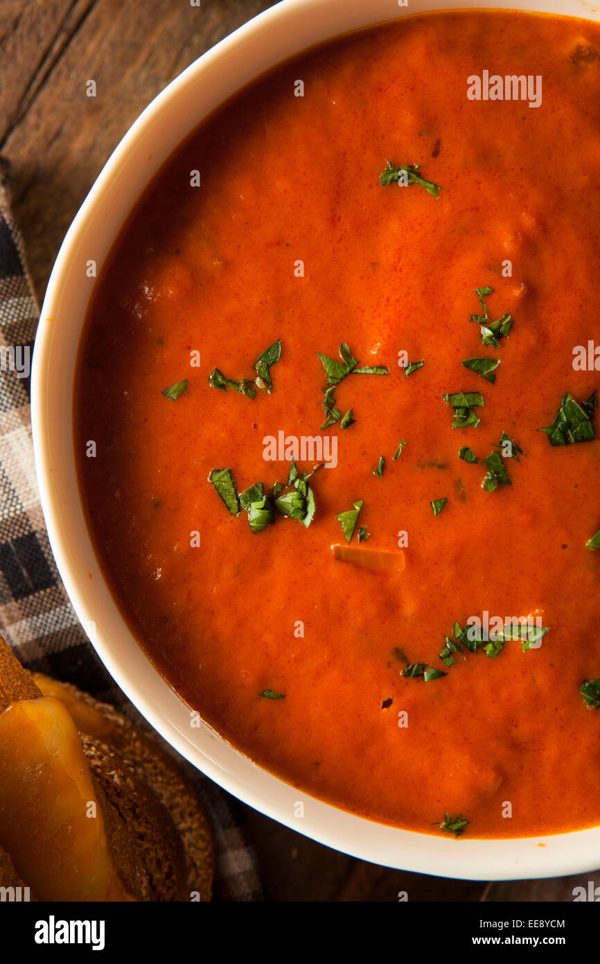 Soupe de tomate fait maison avec du fromage grillé pour le déjeuner Banque D'Images