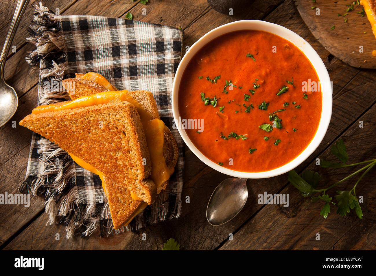 Au fromage fait maison avec soupe de tomate pour le déjeuner Banque D'Images