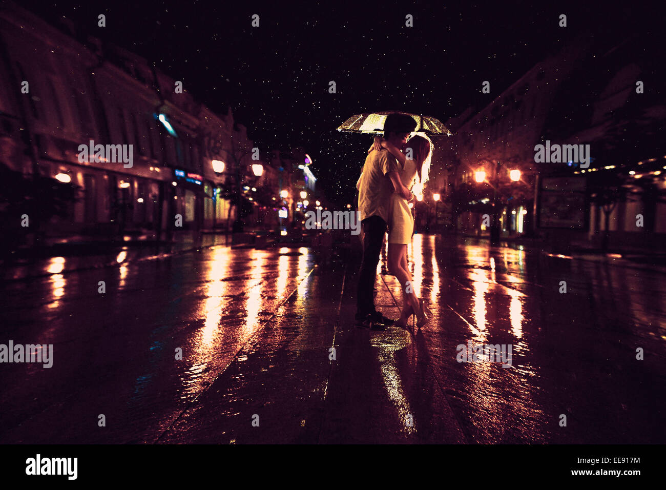 L'amour sous la pluie / Silhouette de kissing couple under umbrella Banque D'Images