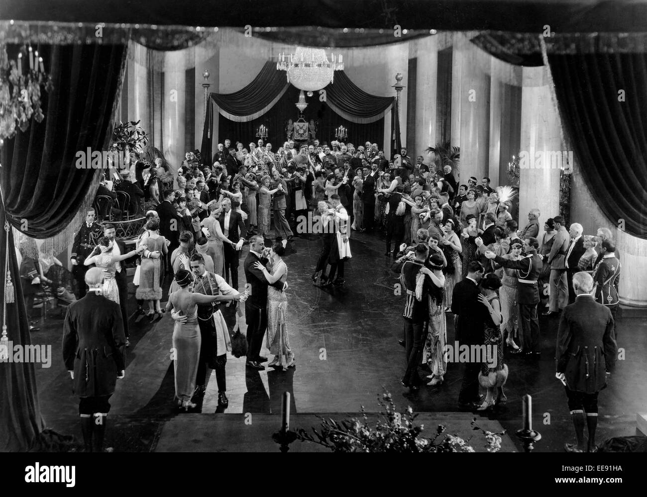 Mae Murray, John Gilbert, (centre), Clark Gable, (comme ci-dessous, de l'auvent droite post), sur-ensemble du film, "La Veuve joyeuse", 1925 Banque D'Images