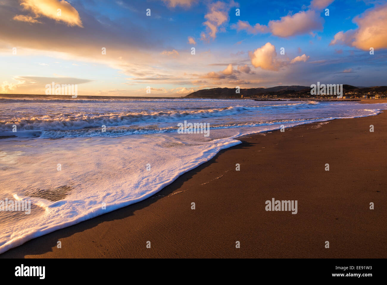 Coucher de soleil et de surf San Buenaventura State Beach, Ventura, Californie, USA Banque D'Images