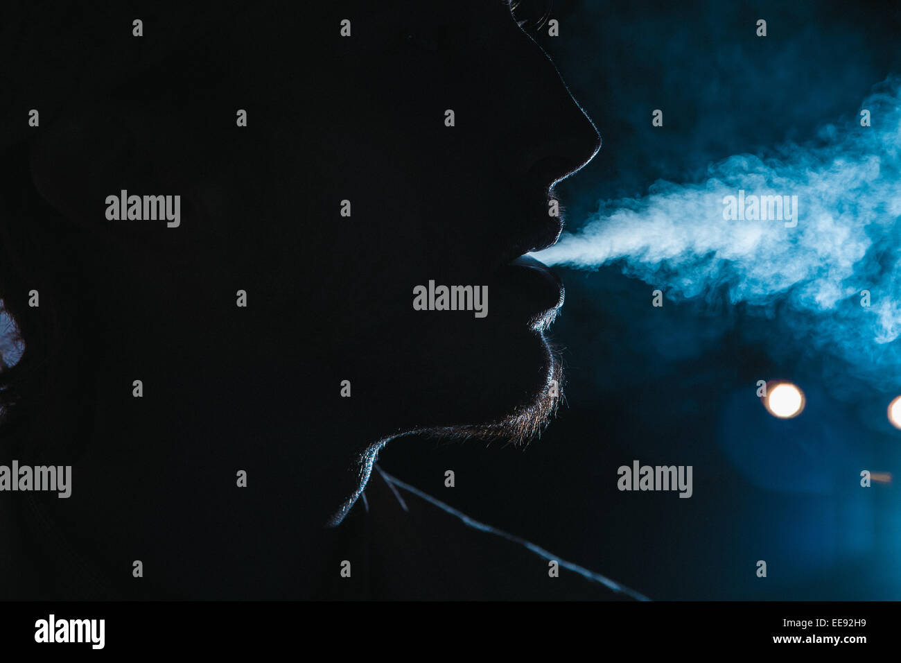 Close up portrait of young man smoking cigarette Banque D'Images