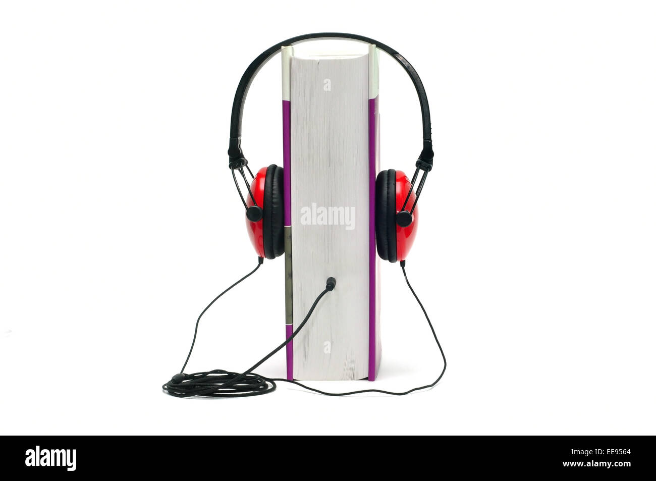 Casque sur l'ouvrage isolé sur blanc représentant un livre audio concept Banque D'Images