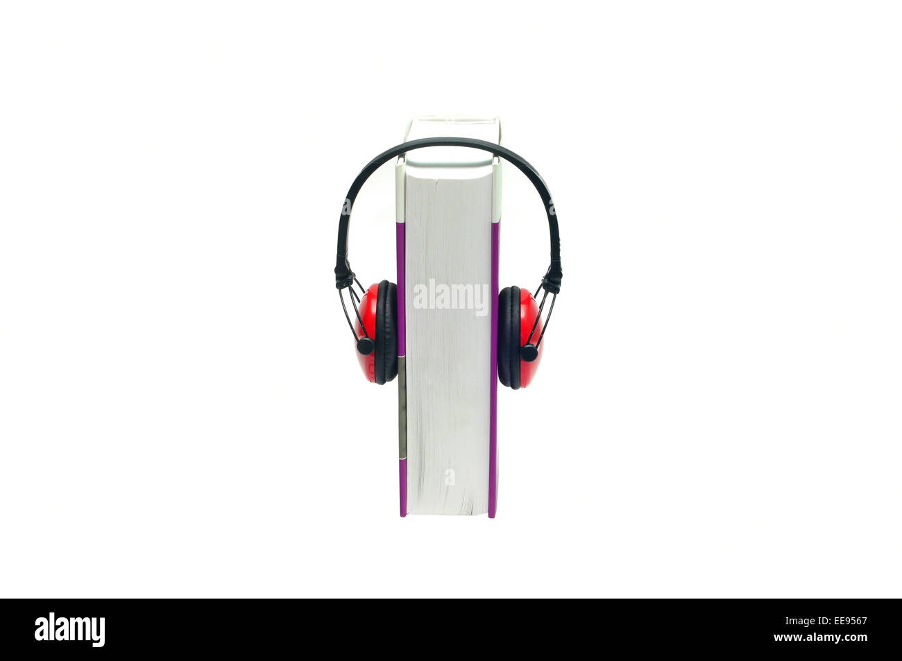 Casque sur l'ouvrage isolé sur blanc représentant un livre audio concept Banque D'Images