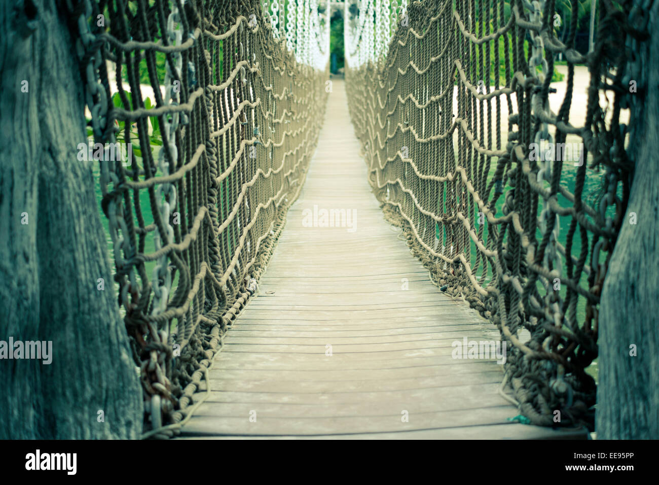Pont de corde en bois pittoresque sur l'île de Sentosa à Singapour avec l'accent sur la partie d'avant-plan Banque D'Images