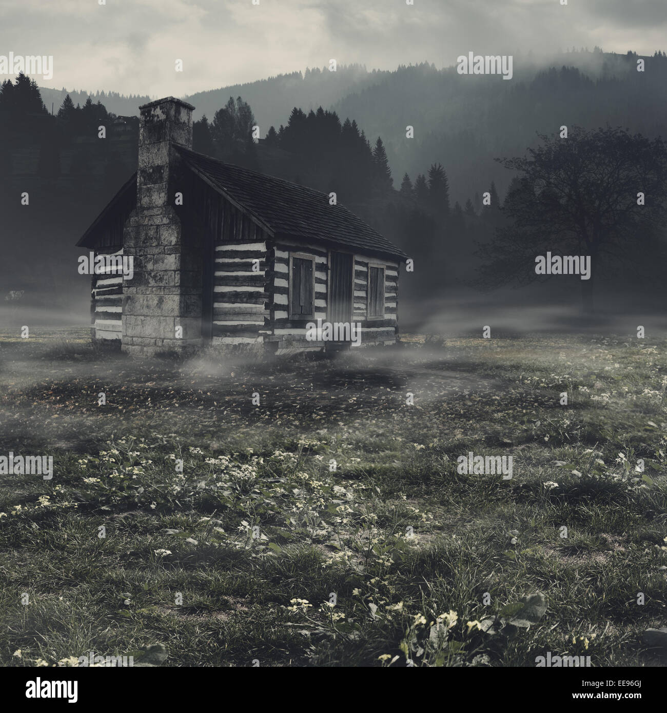 Paysage fantasmagorique avec maison hantée seul contre la montagne noire Banque D'Images