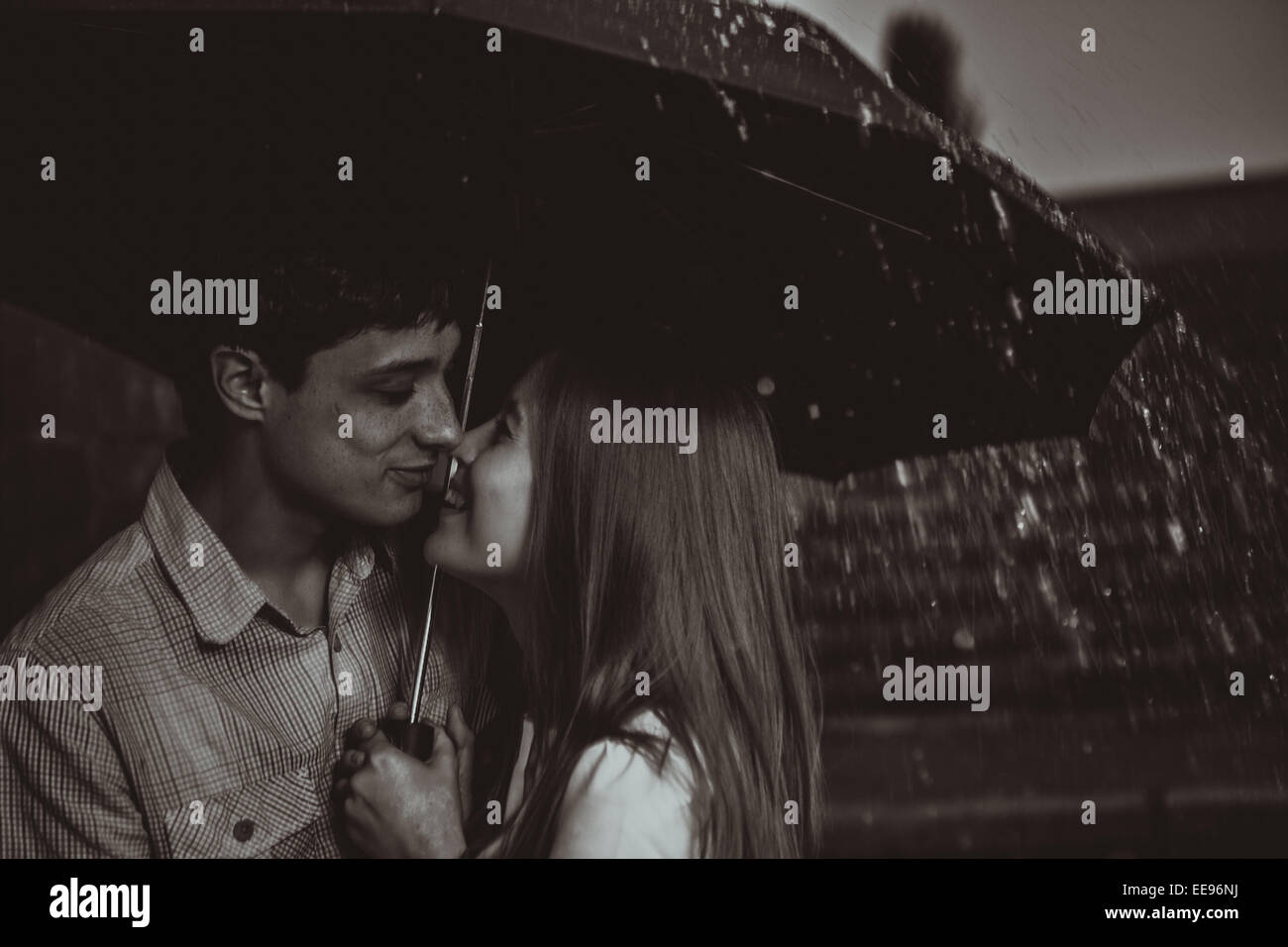 L'amour sous la pluie / Silhouette de kissing couple under umbrella