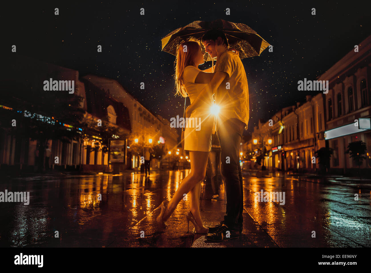 L'amour sous la pluie / Silhouette de kissing couple under umbrella
