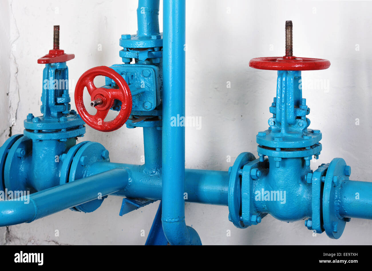 La communication de la puissance de chauffe - les pipelines de la valve d'arrêt et de l'eau chaude et chauffage Banque D'Images