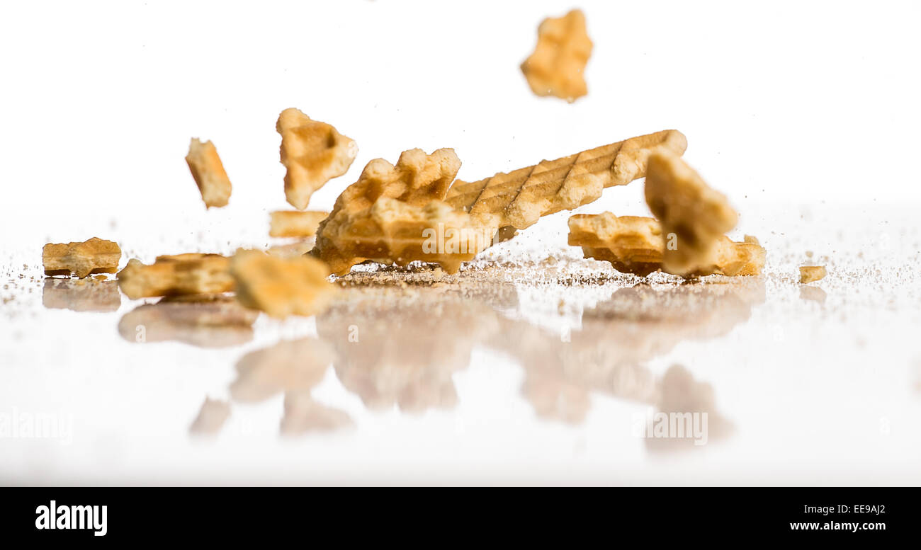 La chute des cookies sur fond blanc Banque D'Images
