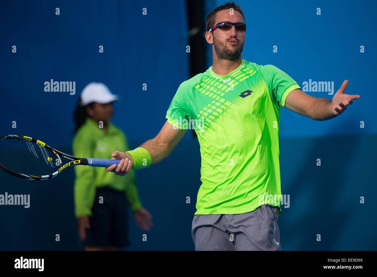 Sydney, Australie. 14 Jan, 2015. Viktor Troicki à partir de la Serbie, se plaint d'un linesmans appeler au cours de son deuxième tour à l'APIA Sydney International. Crédit : Tony Bowler/thats mon pic/Alamy Live News Banque D'Images
