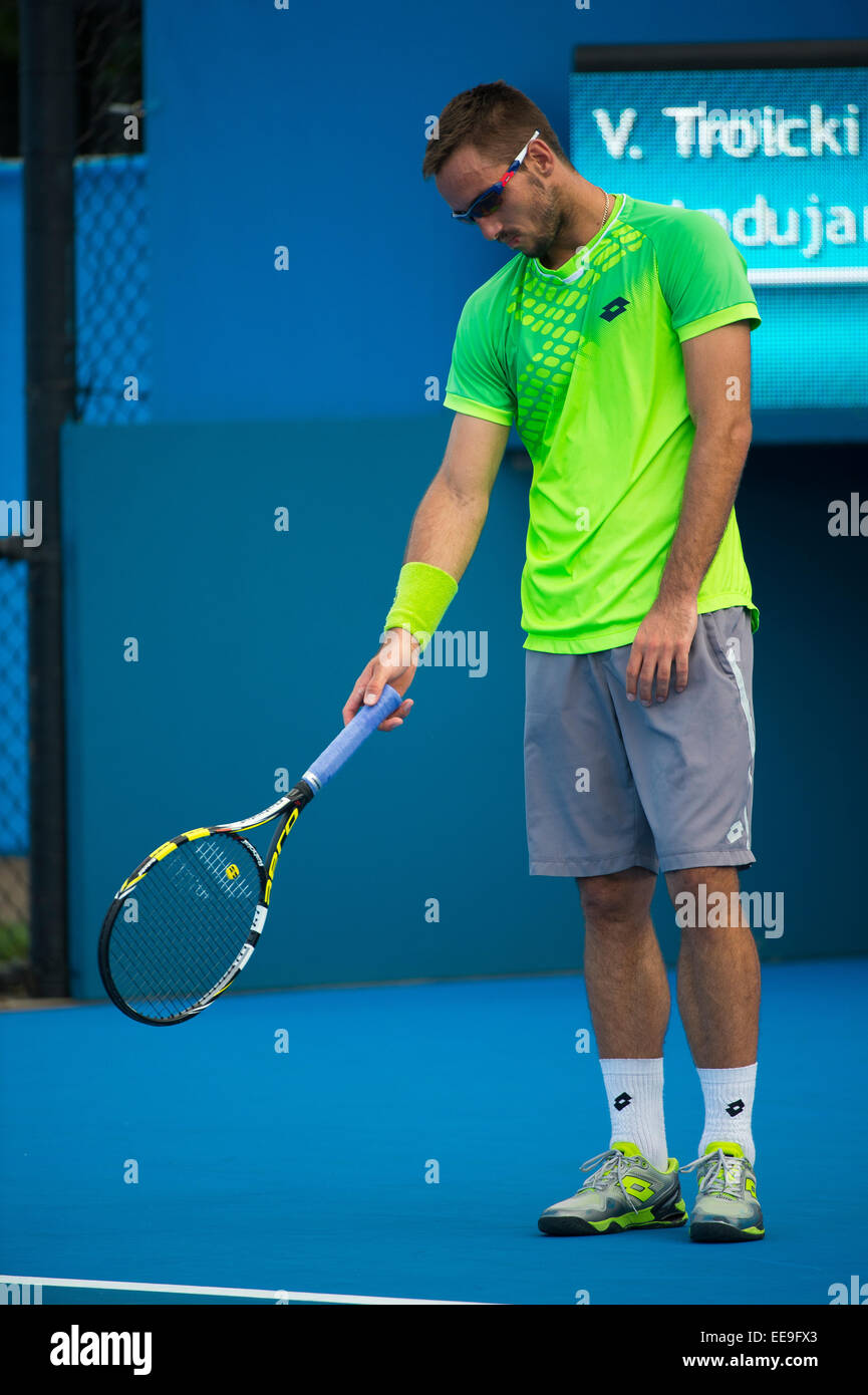 Sydney, Australie. 14 Jan, 2015. Viktor Troicki à partir de la Serbie en montrant une balle faire une contestation de l'appel des juges-arbitres au cours de son deuxième tour à l'APIA Sydney International. Crédit : Tony Bowler/thats mon pic/Alamy Live News Banque D'Images
