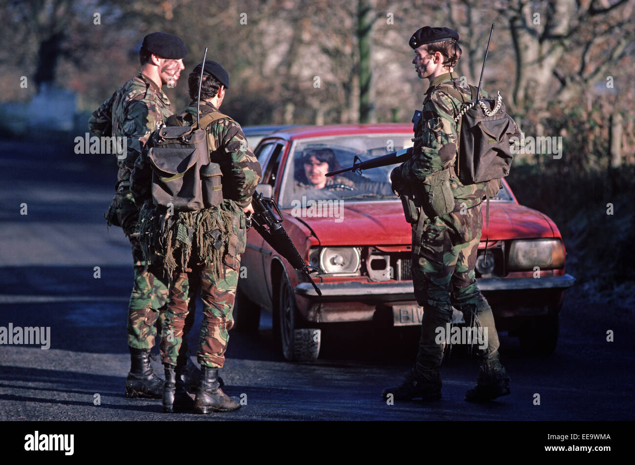 South Armagh, Royaume-Uni - décembre 1985, les soldats de l'armée britannique véhicule vérifier près de la frontière avec la République d'Irlande pendant les troubles, Banque D'Images