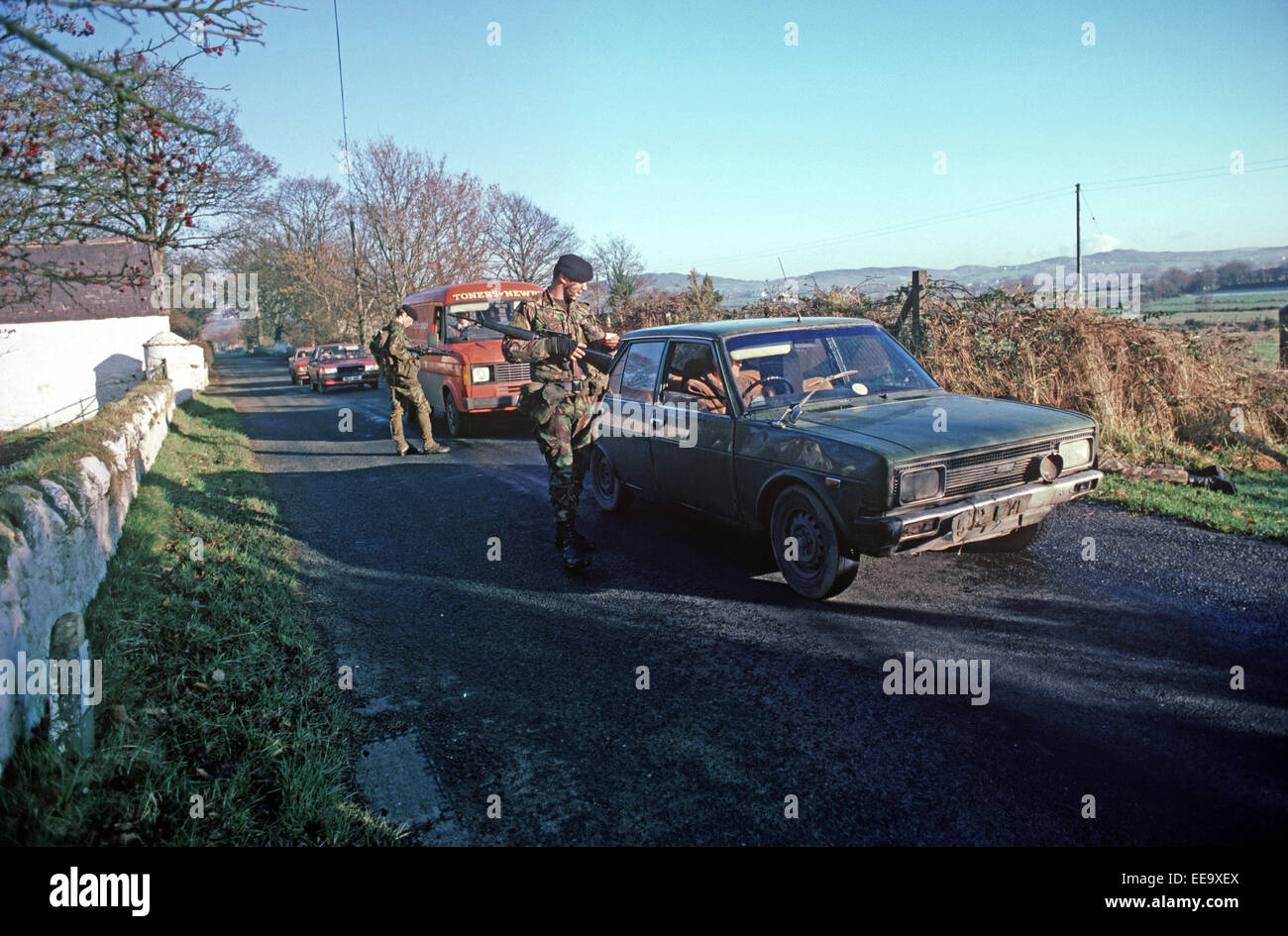 South Armagh, Royaume-Uni - décembre 1985, les soldats de l'armée britannique véhicule vérifier près de la frontière avec la République d'Irlande pendant les troubles, Banque D'Images