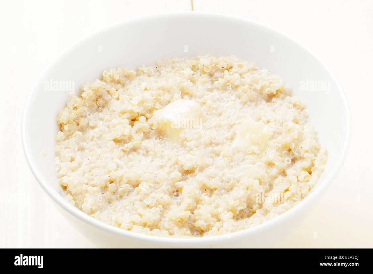 Porridge au quinoa avec banane et cannelle Banque D'Images