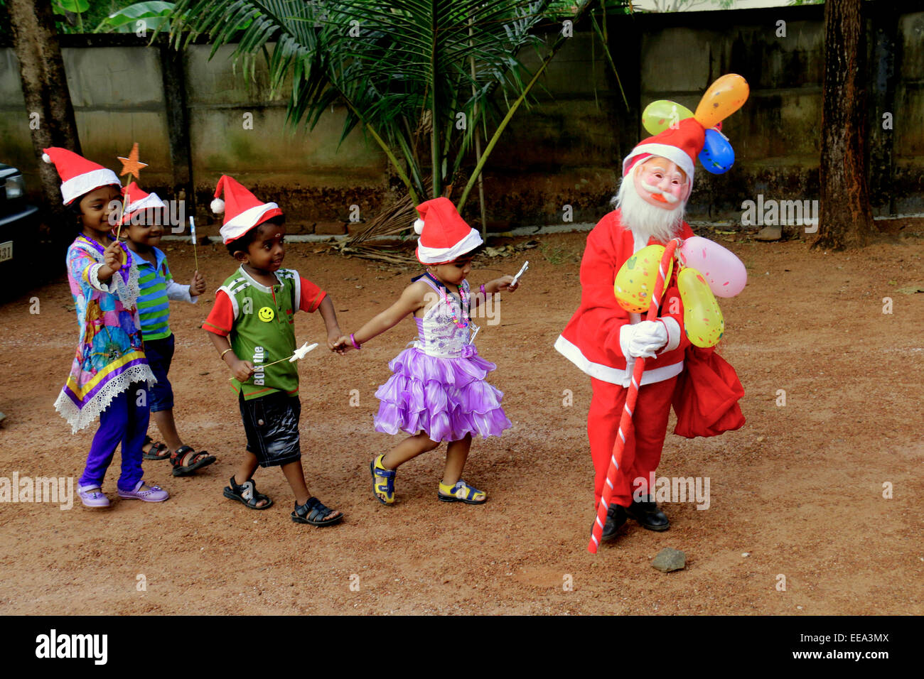 Les enfants de l'école célébration de Noël dans le Kerala, Inde portant costume père noël Banque D'Images