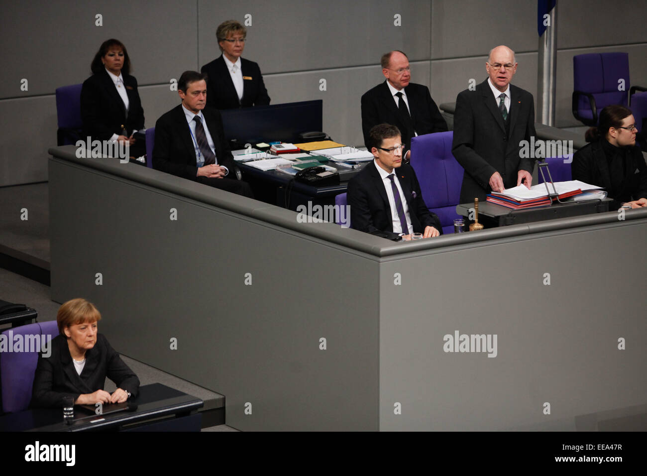 Berlin, Allemagne. 15 Jan, 2014. Président du Bundestag, la chambre basse du parlement, Norbert Lammert (2e R) parle comme la chancelière allemande Angela Merkel (1re L) à l'écoute durant une session spéciale en commémoration des victimes de l'attaque française Charlie Hebdo et les picots armés à Berlin, Allemagne, le 15 janvier 2014. Credit : Zhang Fan/Xinhua/Alamy Live News Banque D'Images