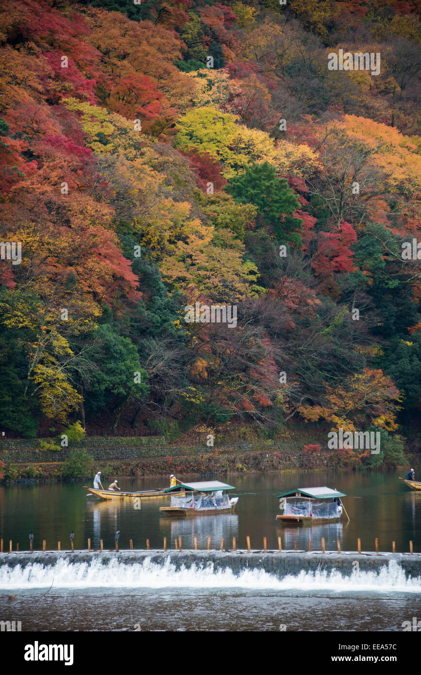 Couleurs d'automne sur la rivière Ōi, Arashiyama, à Kyoto, au Japon. Banque D'Images