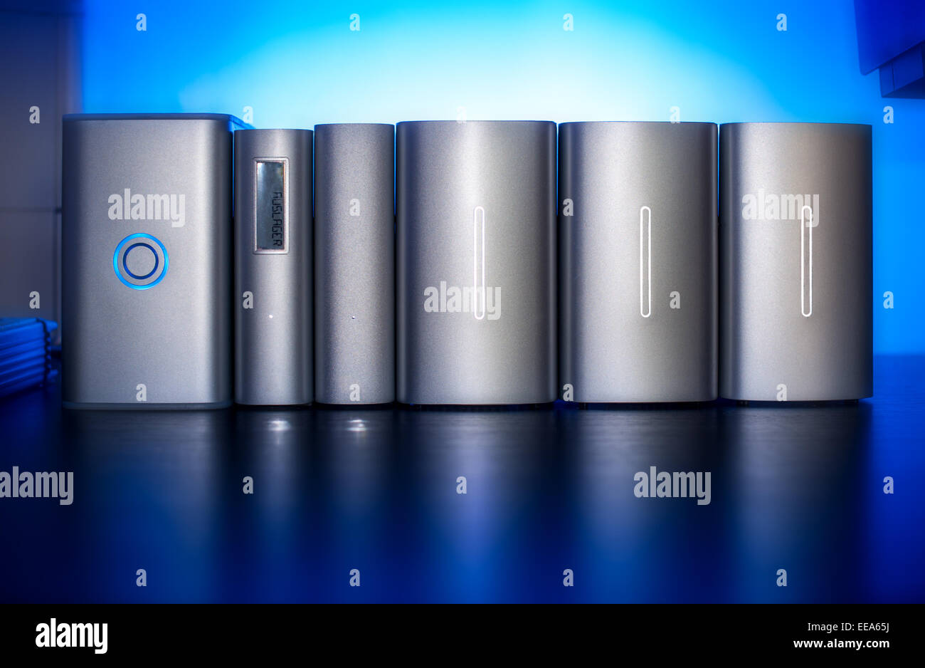 Mémoire, disques durs externes de bureau bleu storage data la congestion sur la sécurité d'un coffre-fort numérique de haute technologie tec de métal de l'argent m Banque D'Images