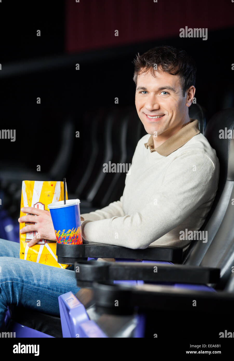 Homme avec des collations au cinéma théâtre Banque D'Images