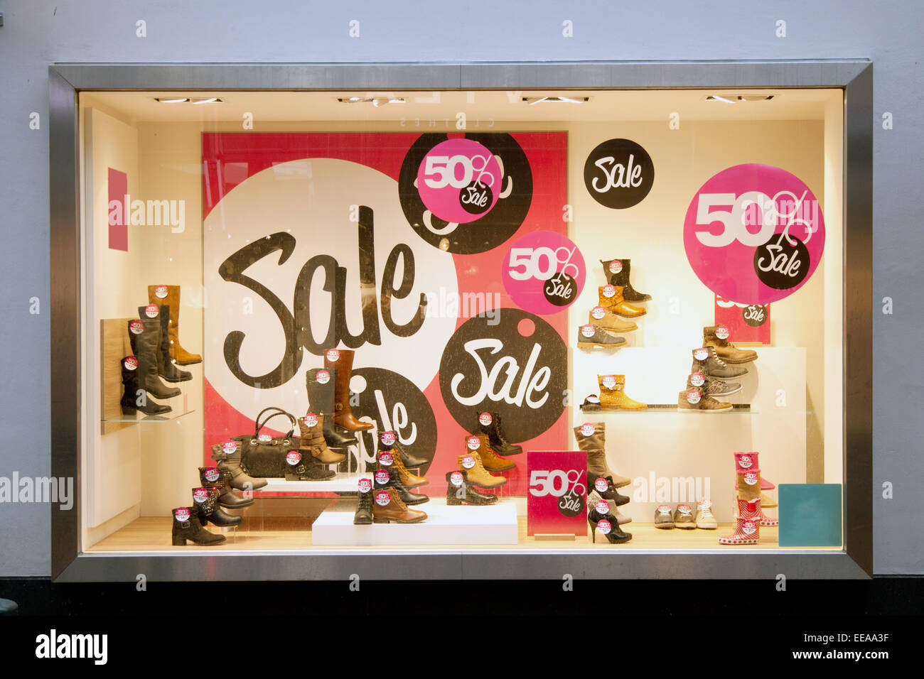 Vente panneaux dans vitrine de magasin de chaussures Banque D'Images