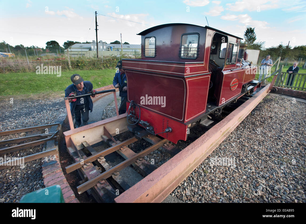 Le pilote et l'utilisation pompier la Couronne à Wroxham gare terminus de transformer leurs 15 pouces narrow gauge steam locomotive 'Marche Timothy' avant de terminer sa ronde sur le train du chemin de fer de la vallée de Bure pour revenir à Aylsham sur les 9 miles entre Aylsham et Wroxham, près de Norwich, Norfolk. Banque D'Images